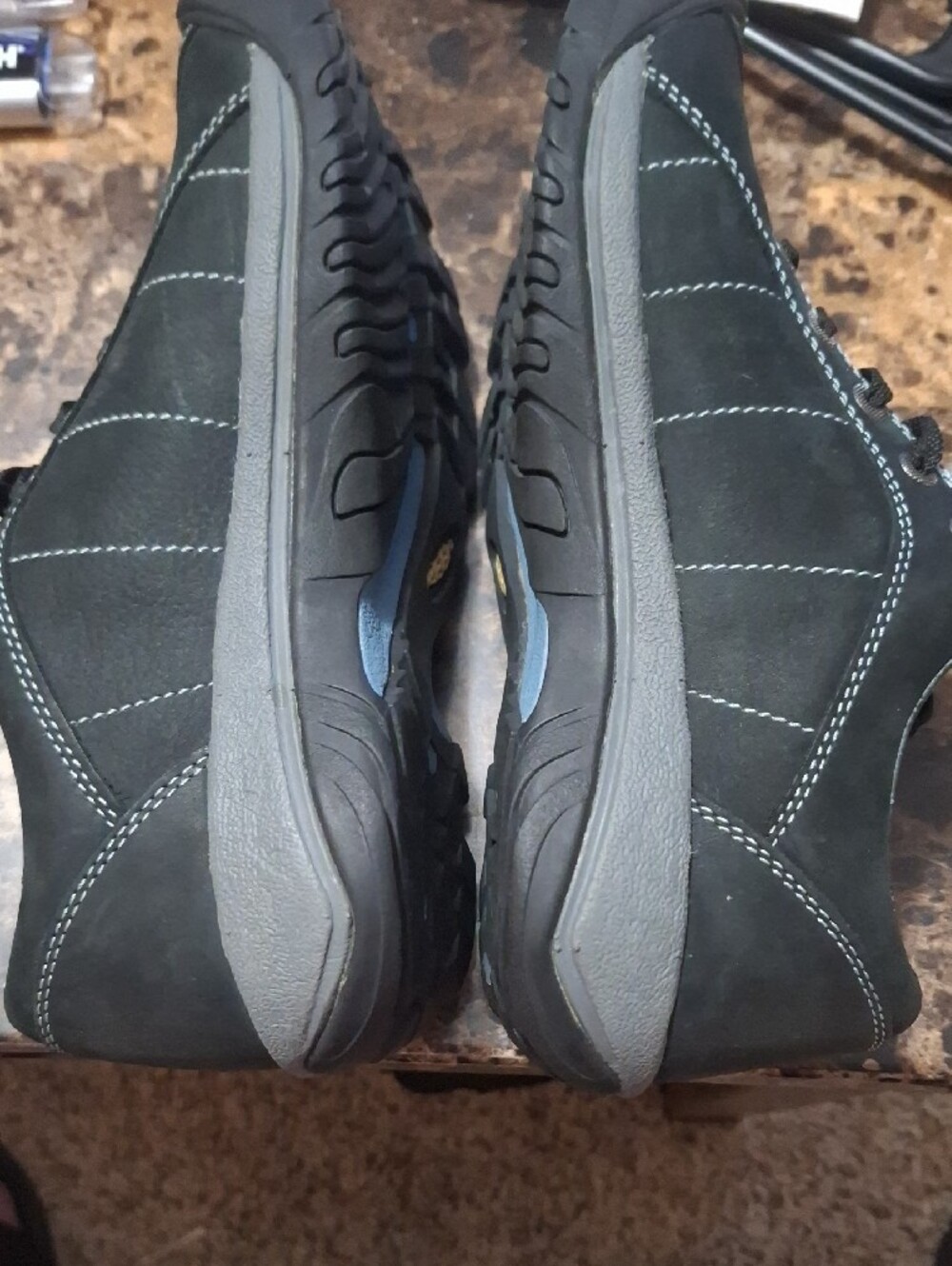 Keen Women's Black Leather Walking/hiking  Sneakers with Gray Sole - Picture 7 of 9